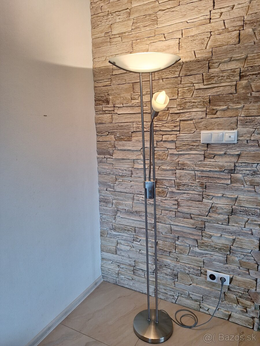 Stojacia stmievatelna lampa