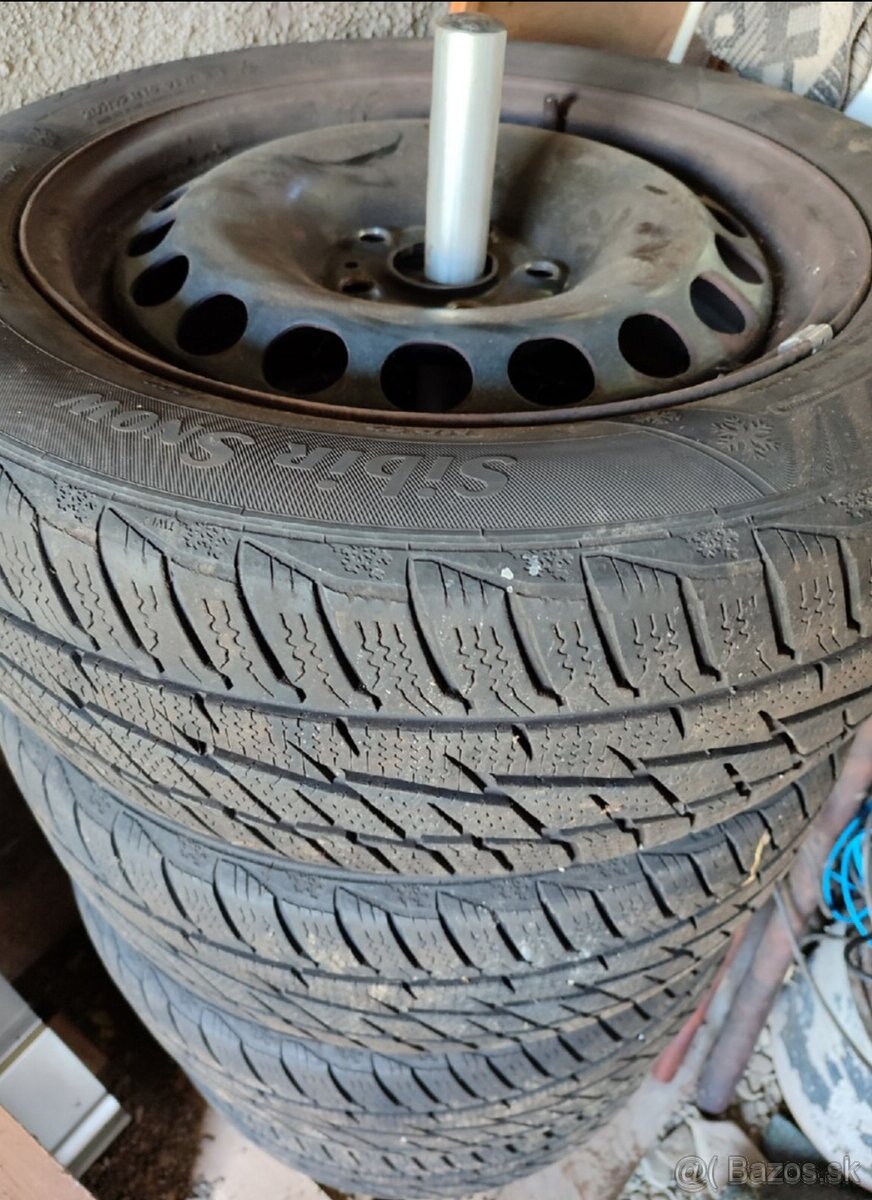 Zimné pneu 205/55/R16 + disky+ puklice VW Passat