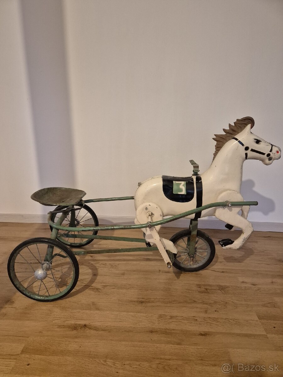 Plechovy slapaci konik