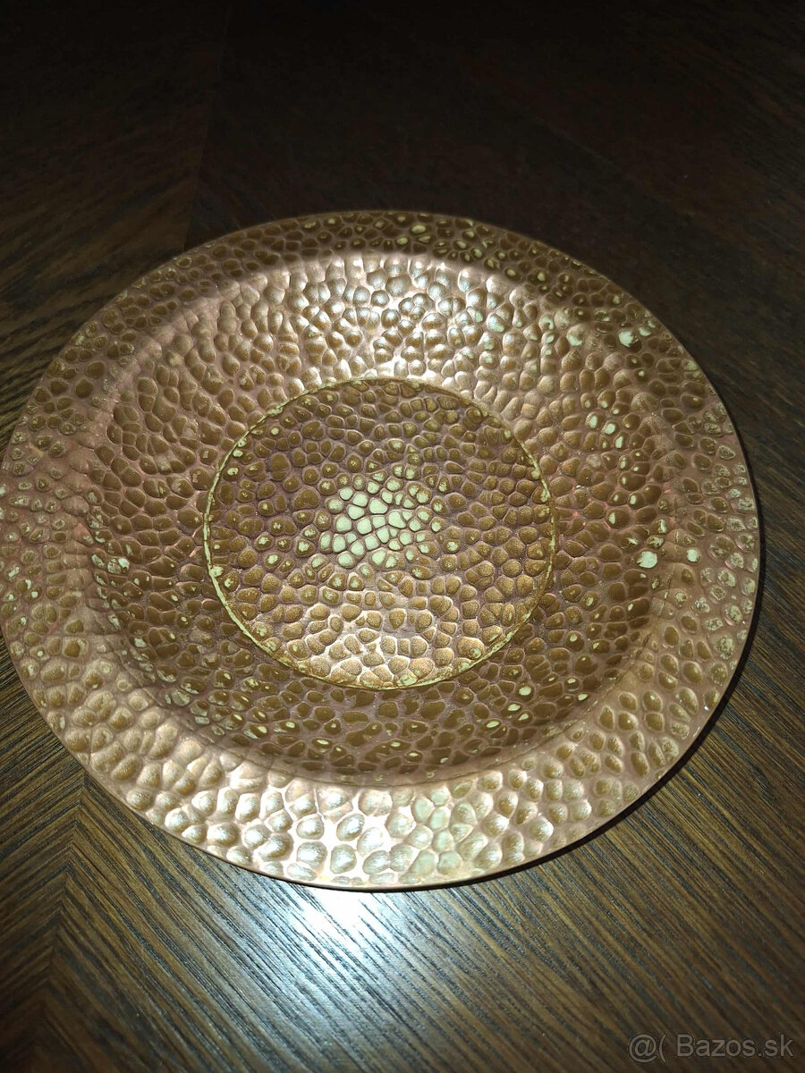 MEDENÝ TANIER NA STENU