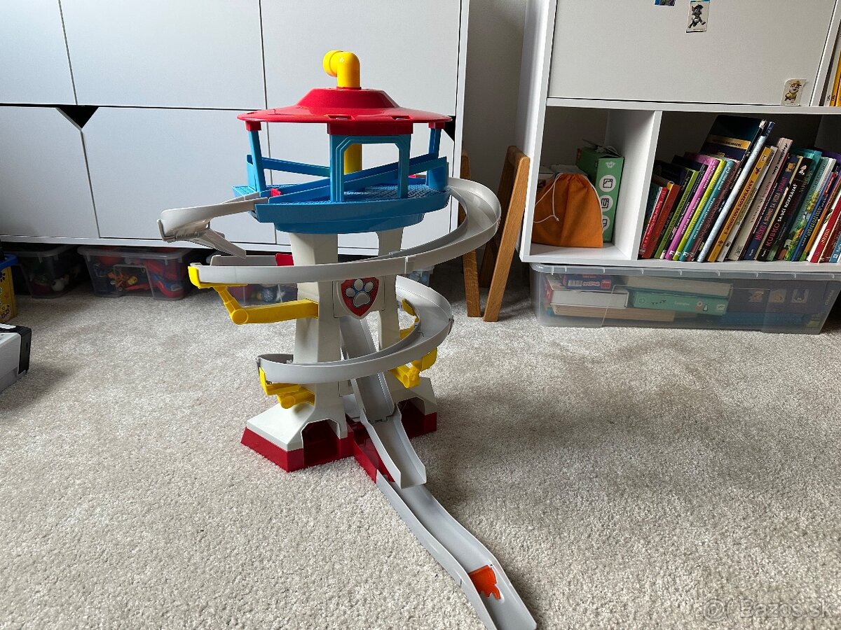 SPIN MASTER Paw Patrol Hliadkovacia veža so závodnou dráhou