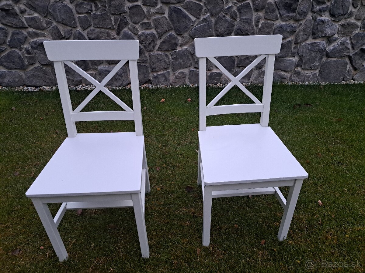 Jedálenské stoličky dva kusy biele