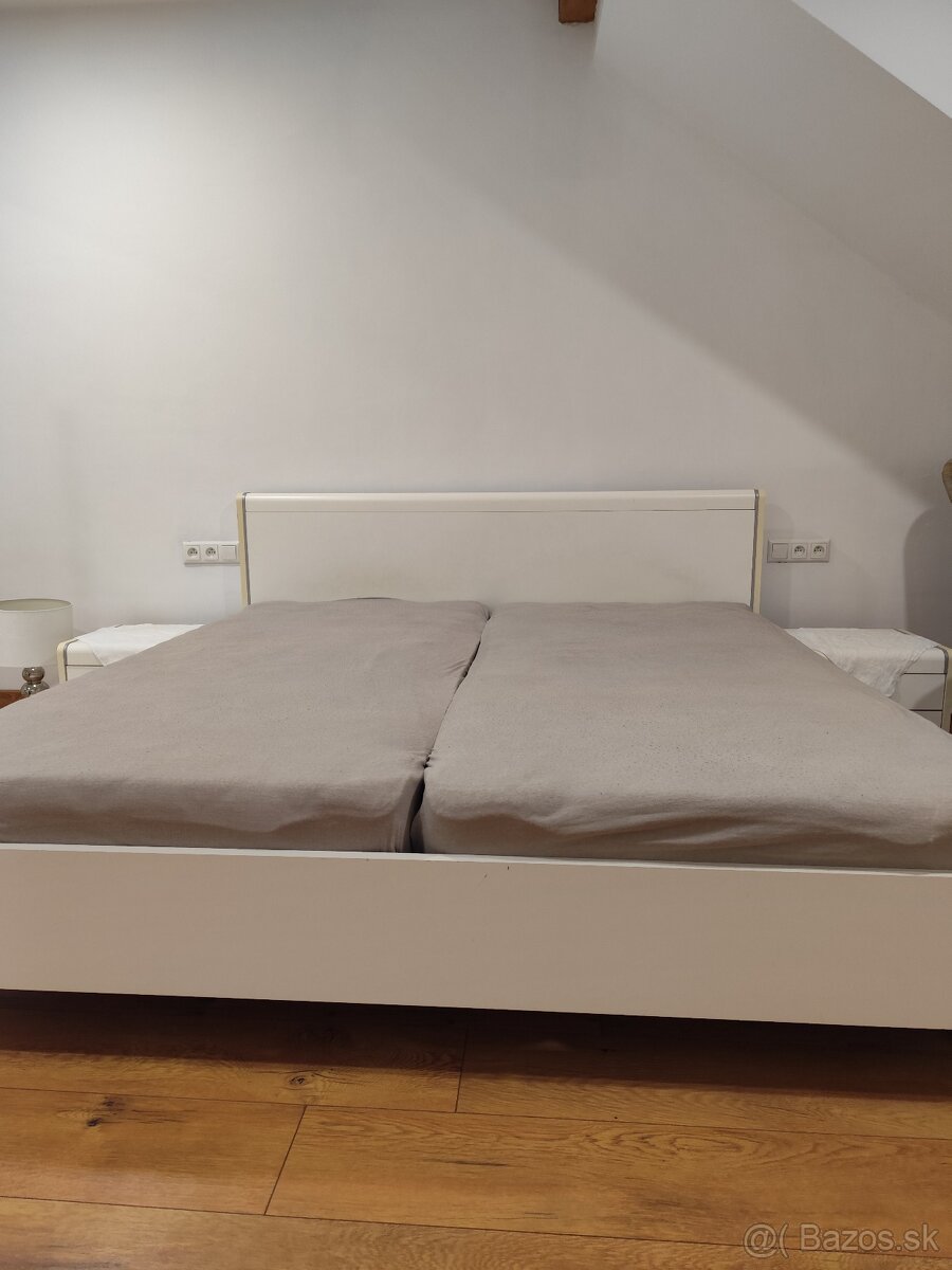 Biela manželská posteľ