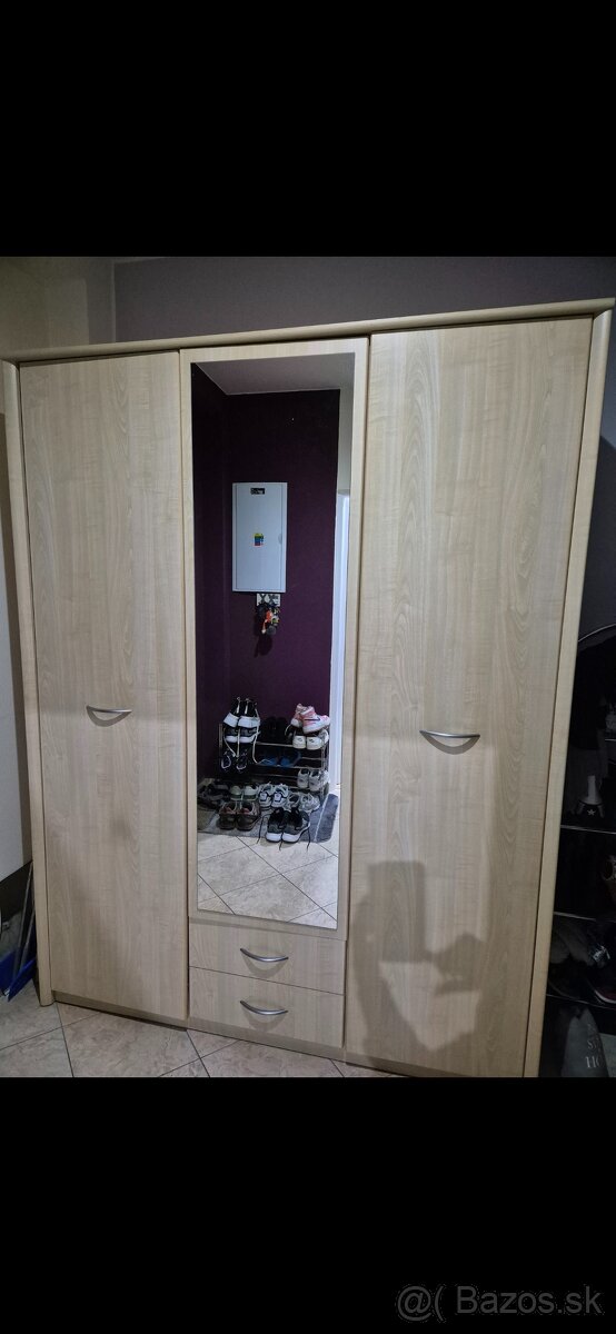 Skriňa so zrkadlom V 2,Š 1.5,HĽ 0.55,