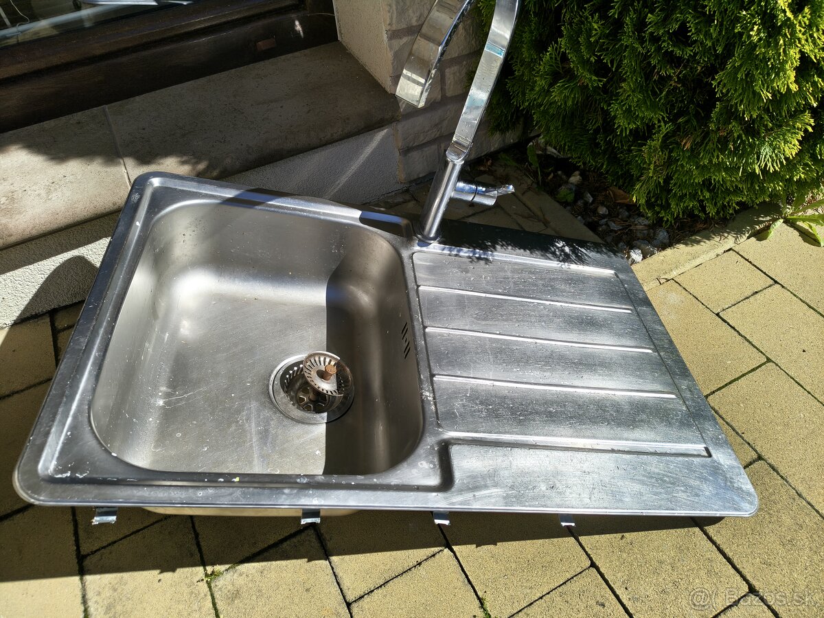 Nerezové umývadlo s batériou