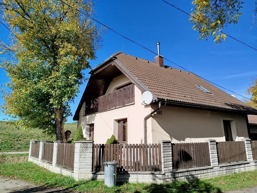 Rodinný dom so záhradou / 837 m2 / - Beluša