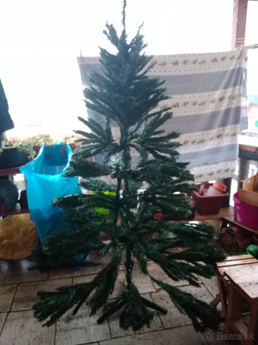 vianočný stromček /umelý/jedlička