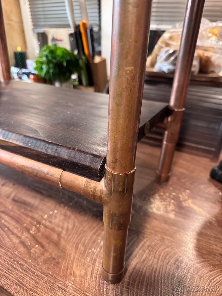 Stolík pod počítač