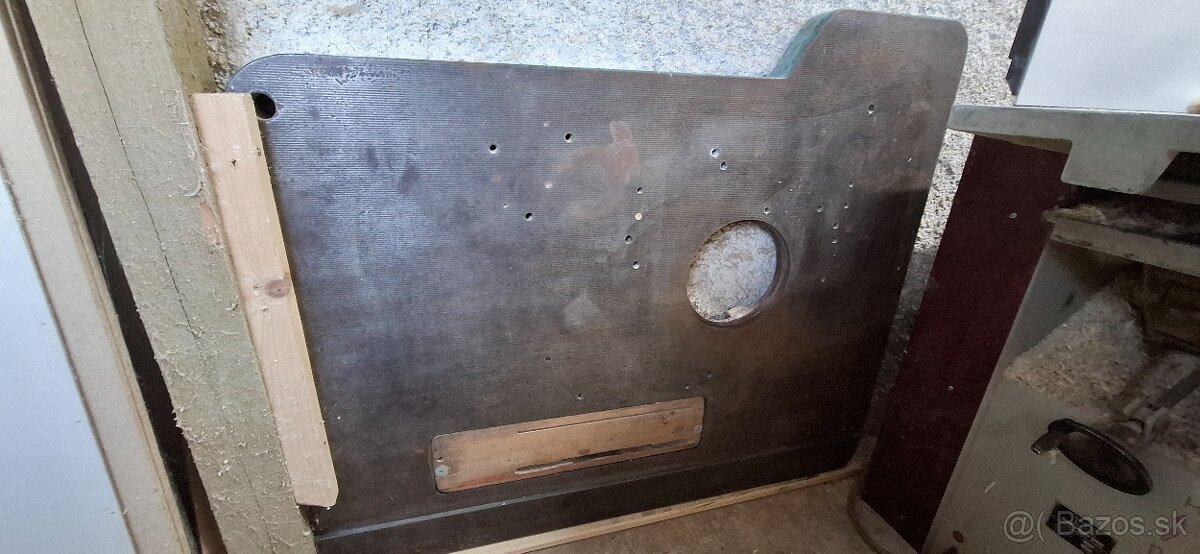 Predám liatinový stôl