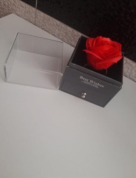 Luxusná krabička s 1 ružičkou a šufkíčkom