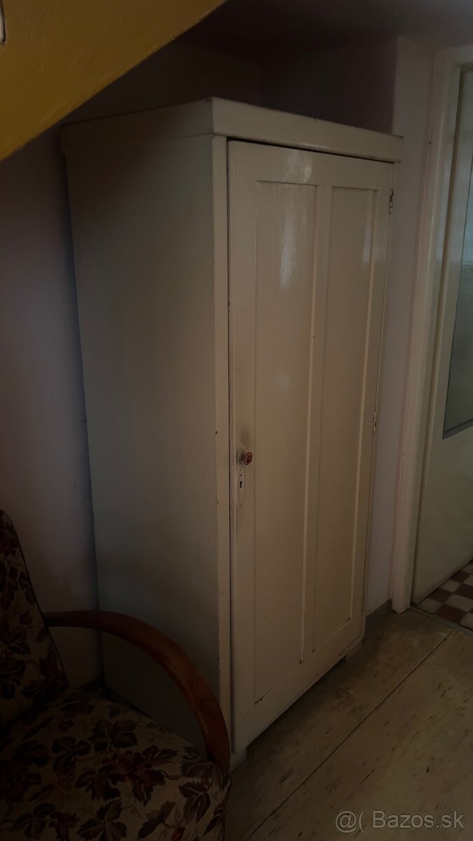 Starožitná skriňa