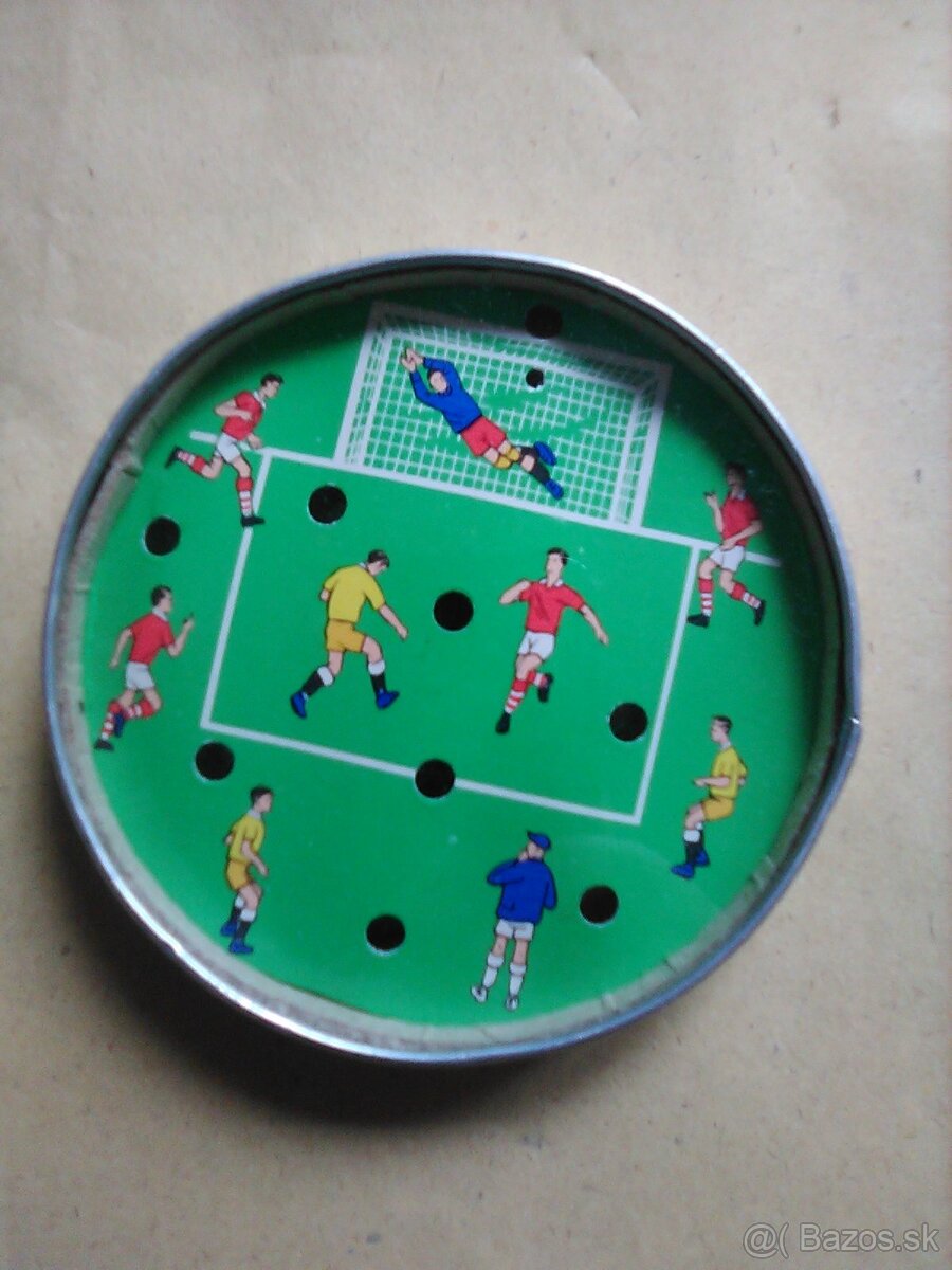 retro hlavolam futbal