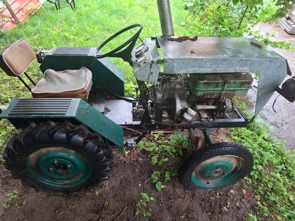 Nedokončený malotraktor