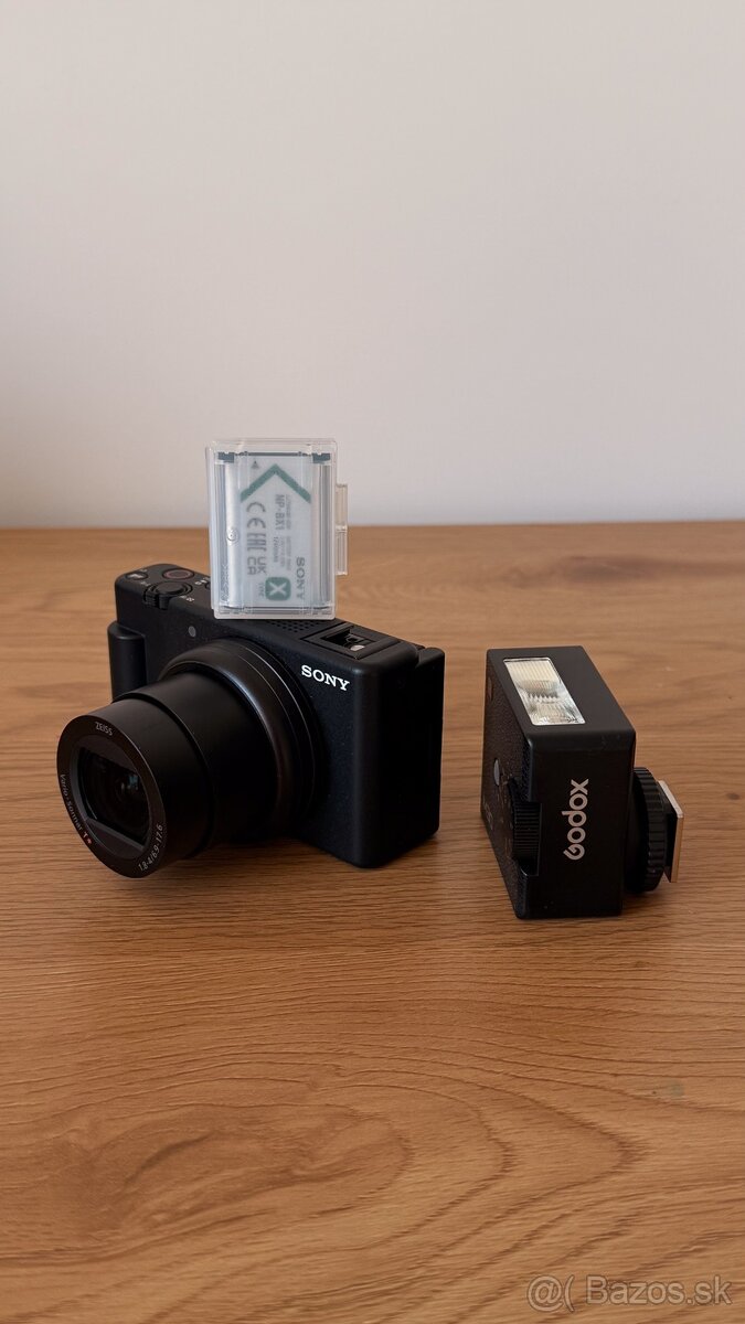 Sony ZV-1 Mark II + 2 batérie + mini blesk Godox – výborný s