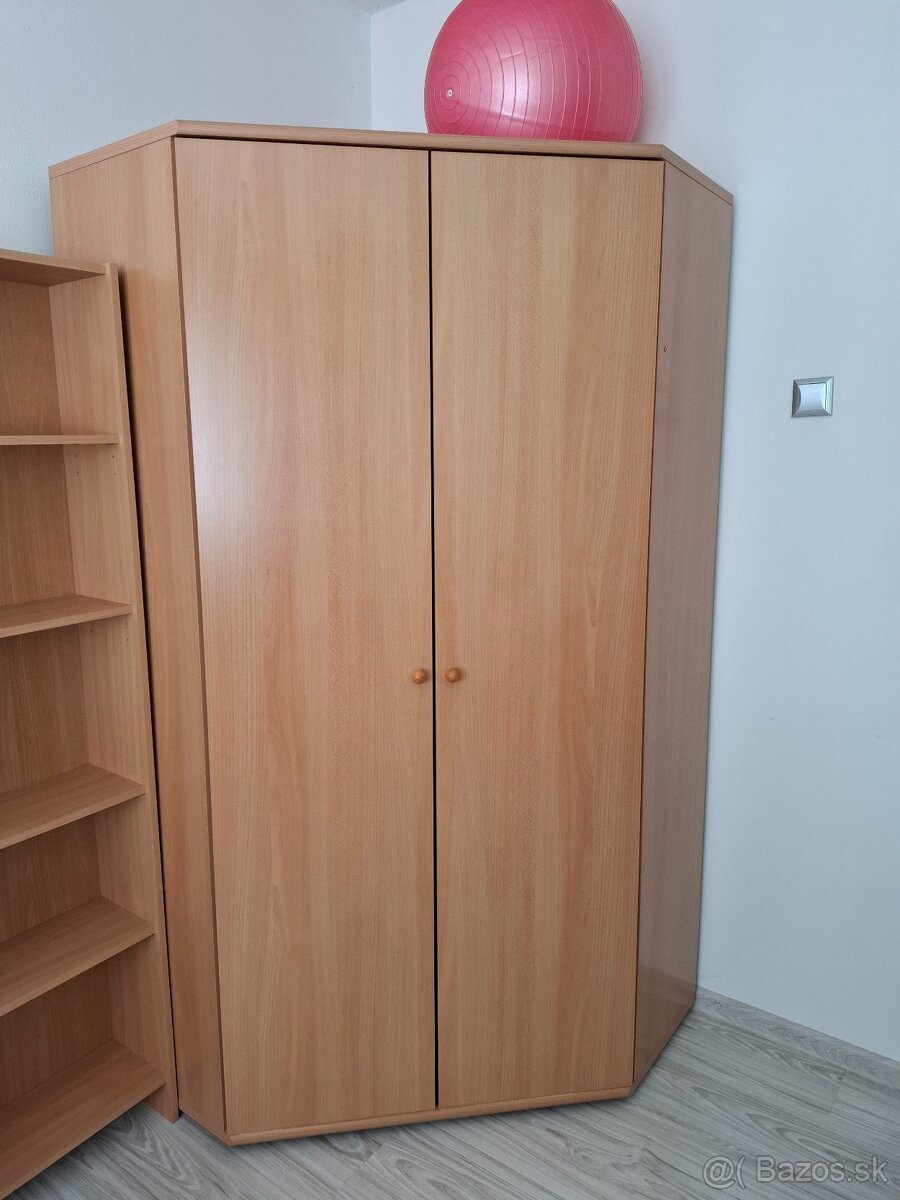 Rohová skriňa