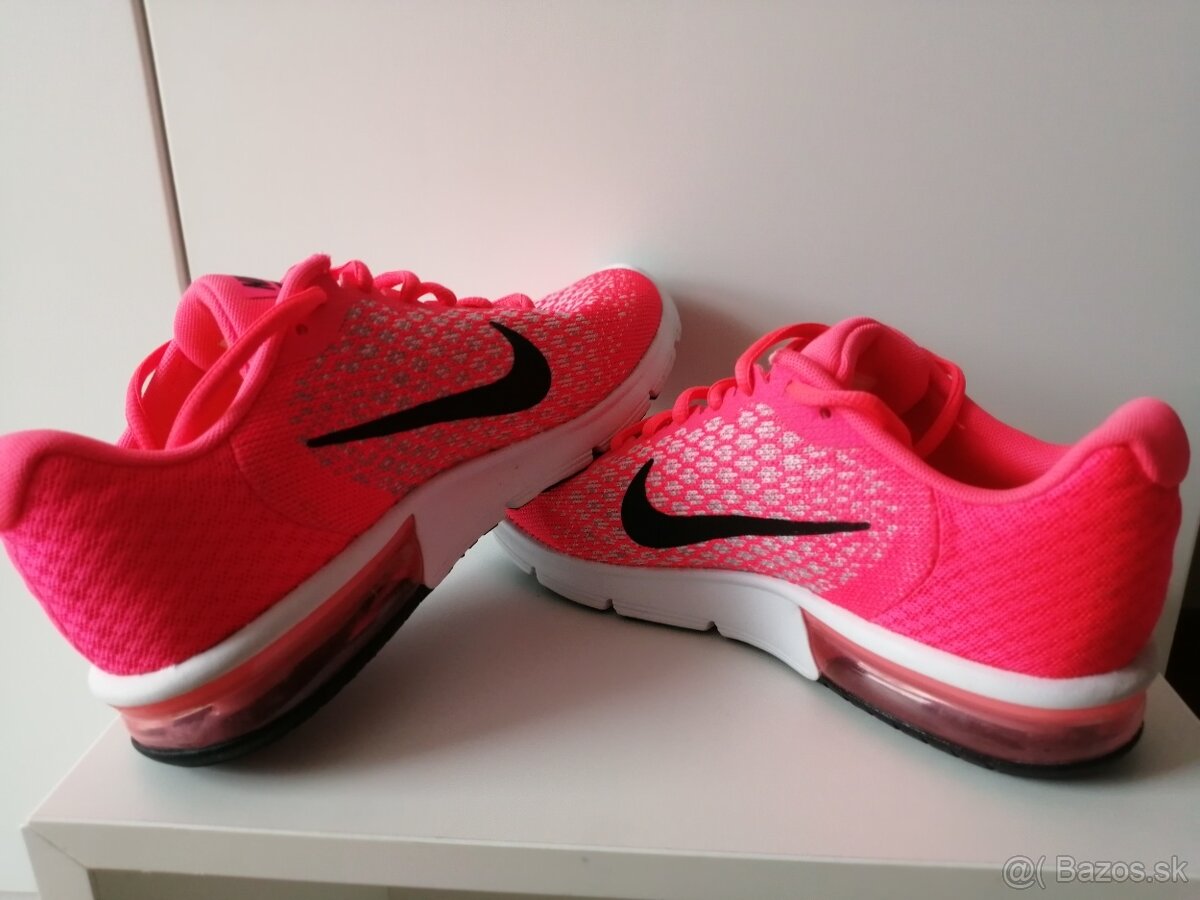 NIKE AIR MAX