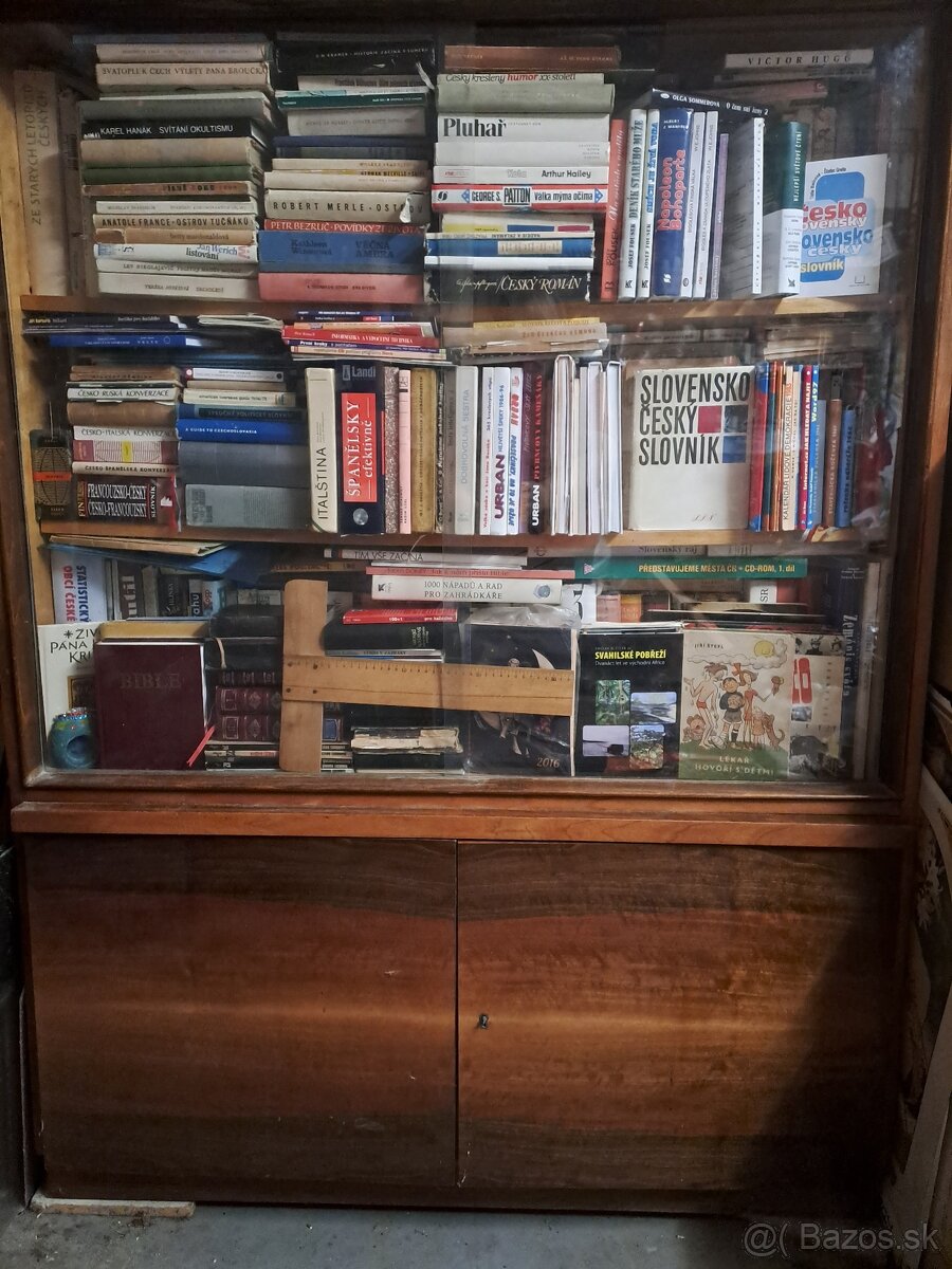 Knihovna/vitrína, autor Jindřich Halabala