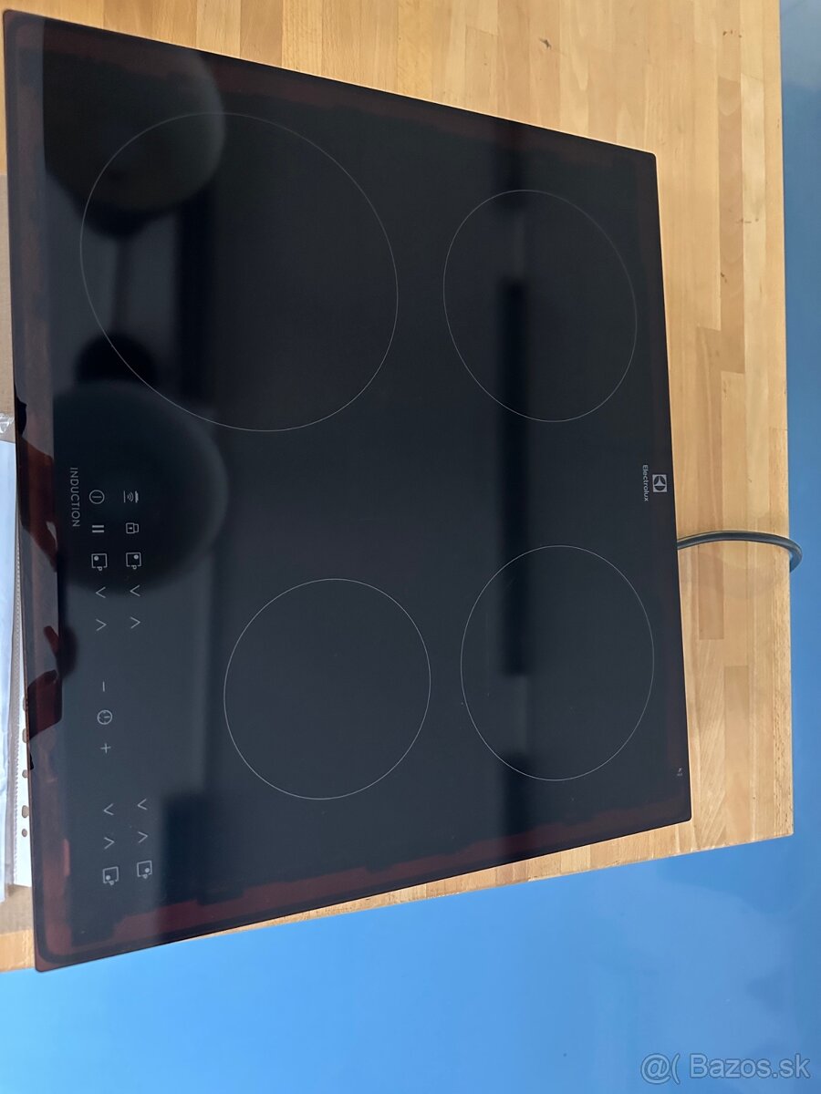 Predám skoro novú indukčnú varnú dosku Electrolux v záruke
