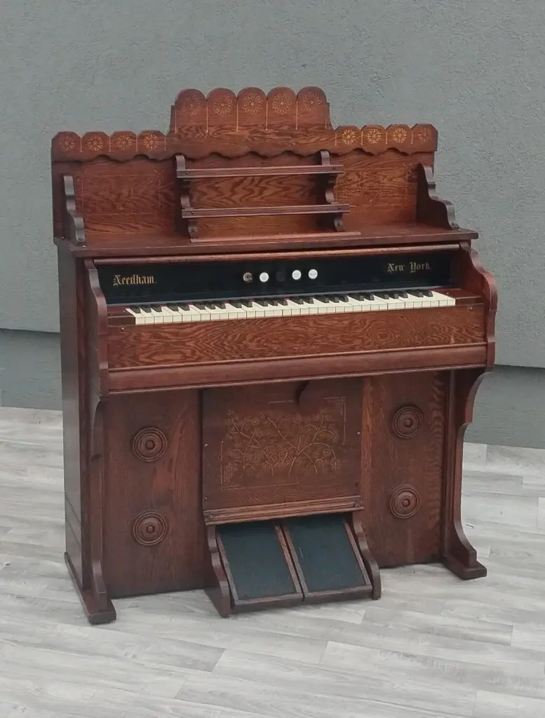 Organ s dubovým puzdrom Needham.