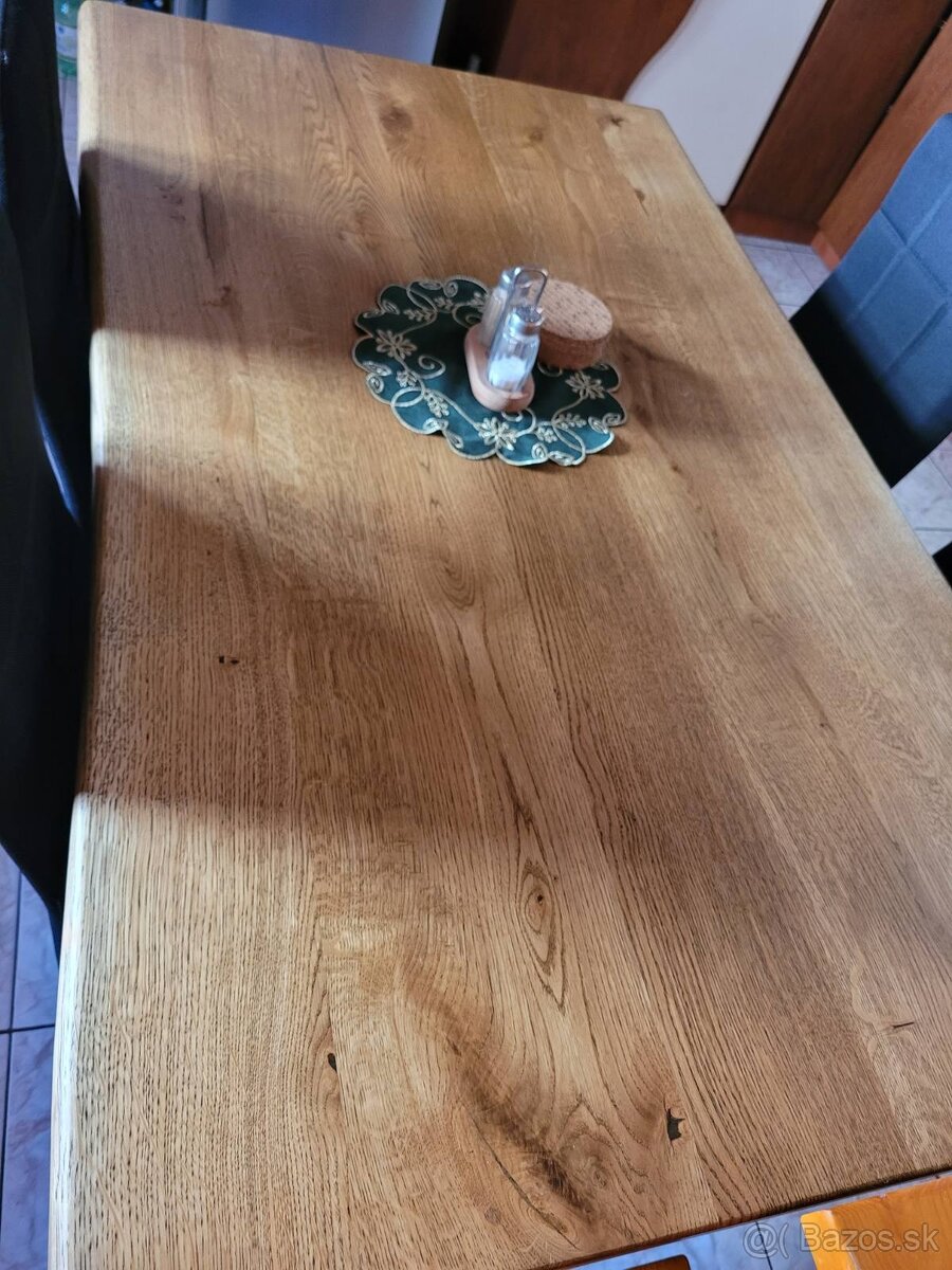 Krásny drevený masívny stôl