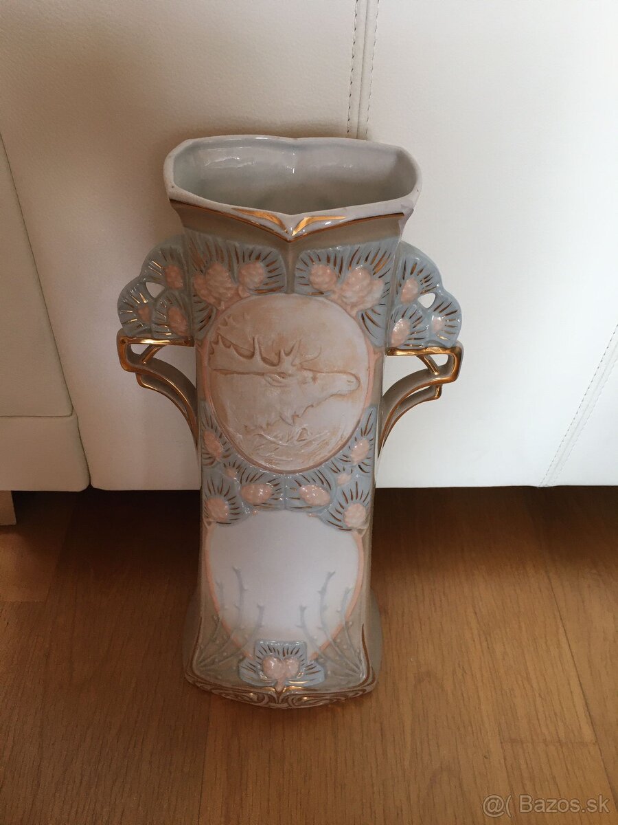 Porcelanova vaza s polovnickym motivom