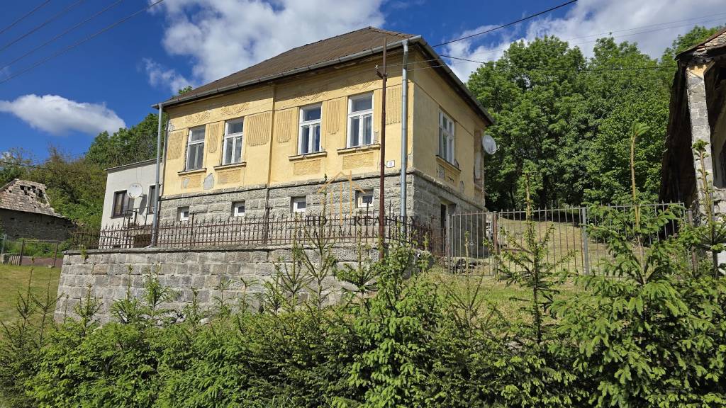 Rodinný dom s veľkým pozemkom v obci Chrťany