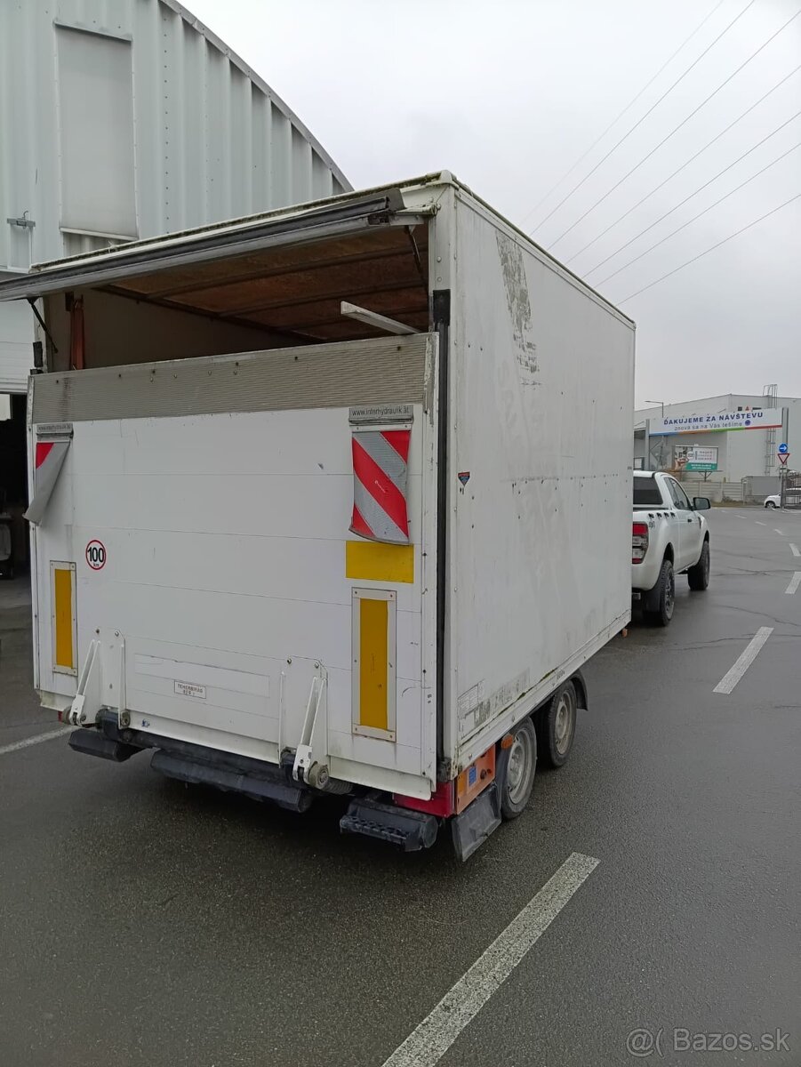 Príves s hydraulickou rampou