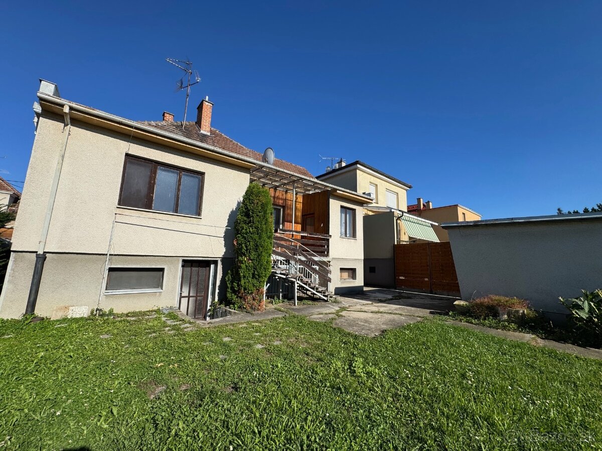 Nádherný slnečný pozemok s domom - lokalita Floreát