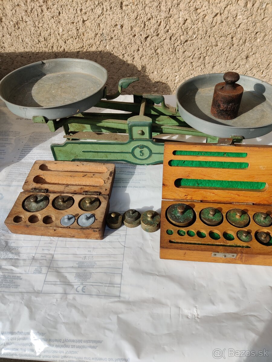 staré vahy, písací stroj, mlynčeky