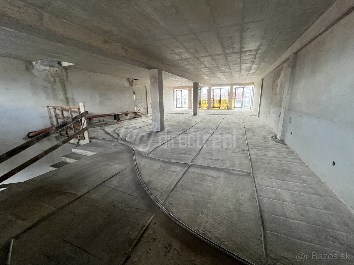 Stavba pred dokončením v centre mesta Lučenec