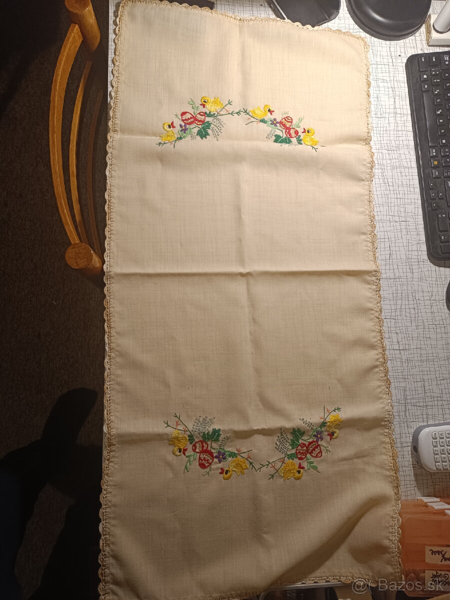 Predám ručne vyšívaný obrus s motívom Veľkej noci