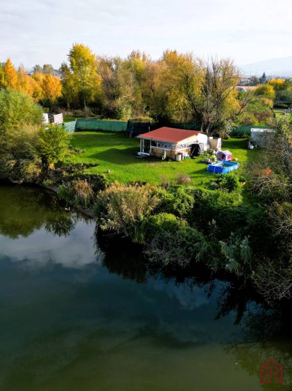 KH-1018, PREDAJ Pozemok pri jazere 887 m², garáž, altánok