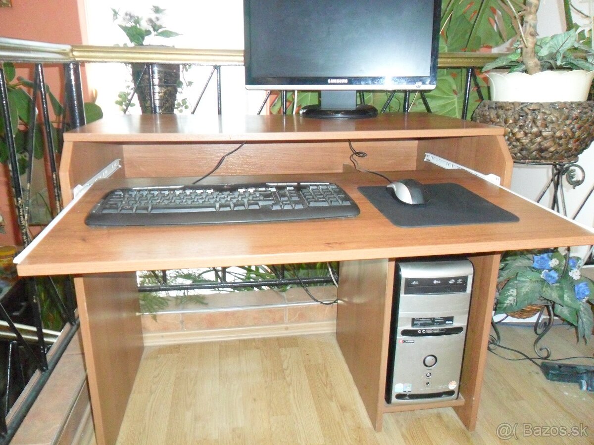 Písací stôl orech