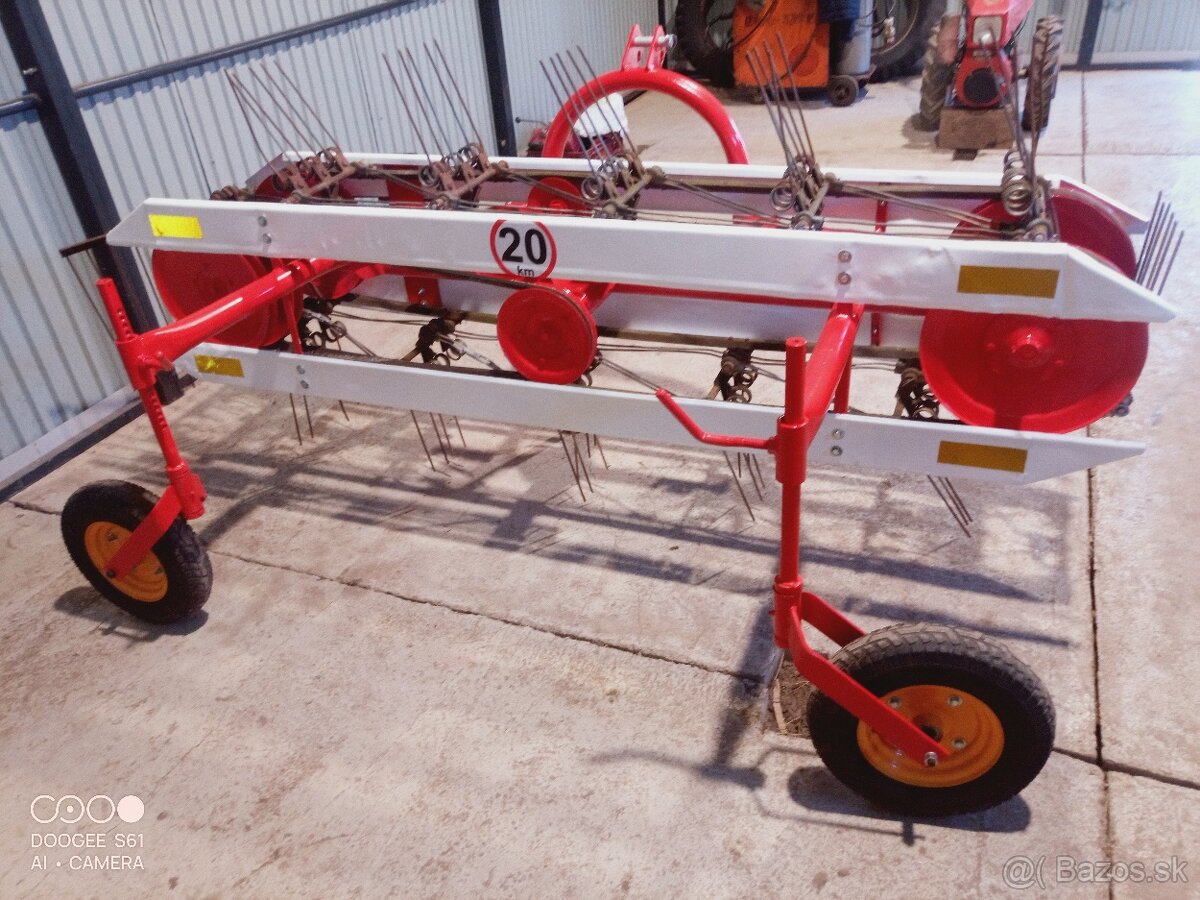 Pásová hrabačka sena obracačka