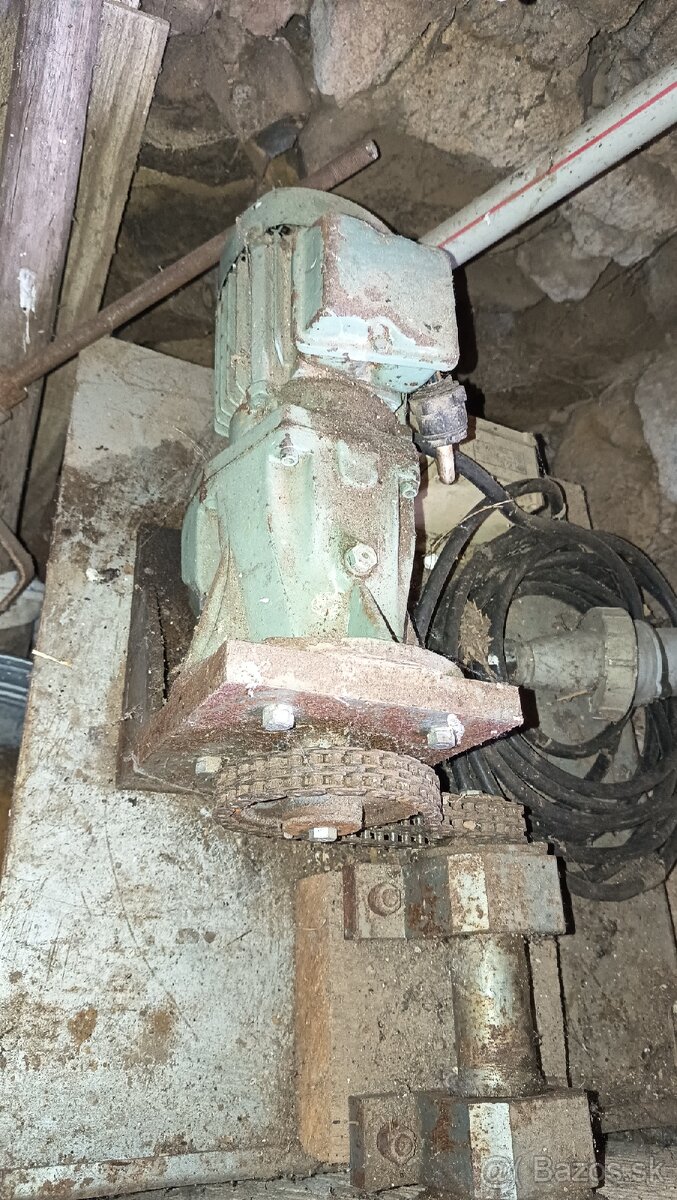 Predám elektromotor s prevodovkov