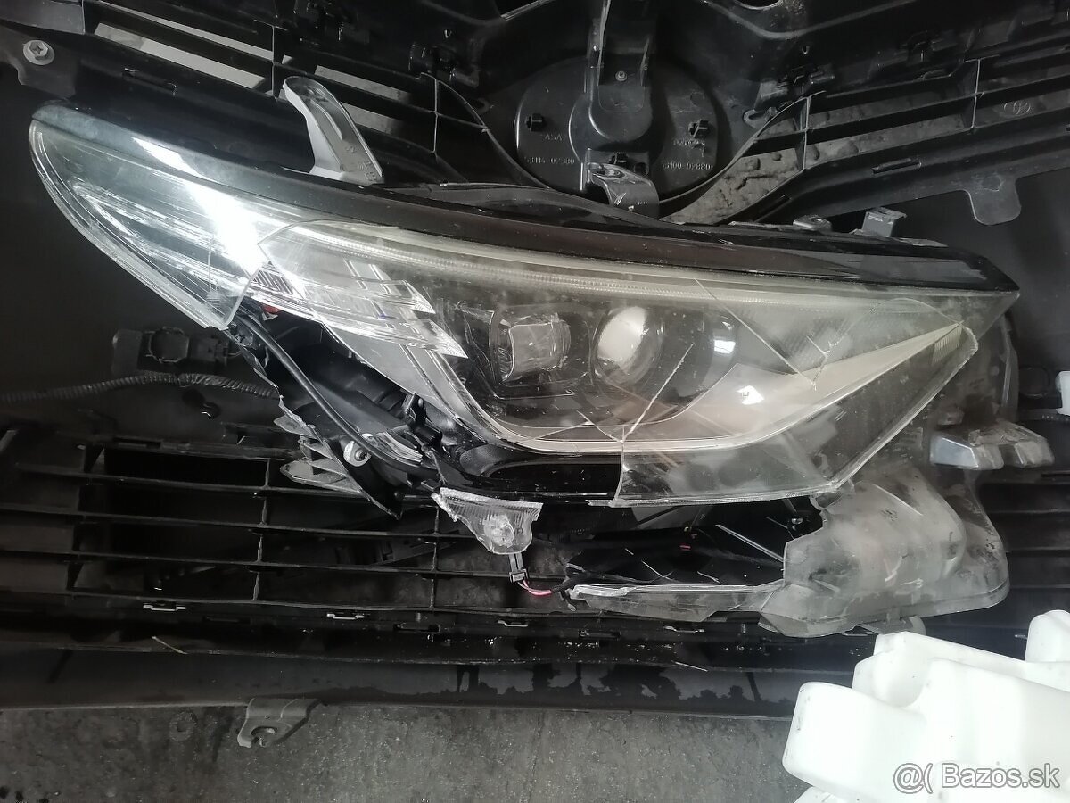 PP svetlo toyota auris 2017 LED FULL poškodene