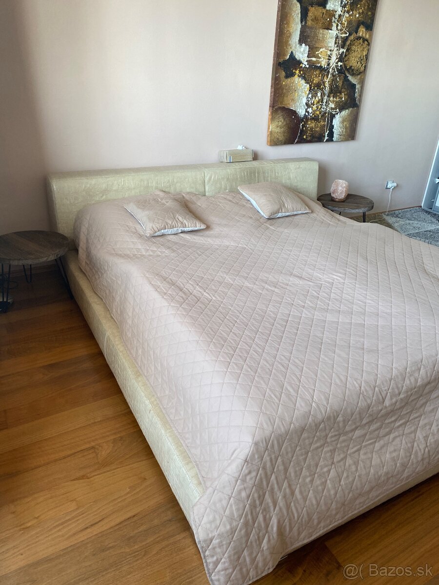 Krásna posteľ vrátane matraca z kvalitného materiálu