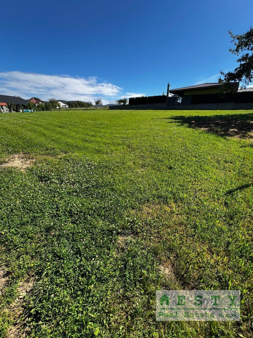 PREDAJ stavebný pozemok 900 m2, Kosorín, ESTY Real Estate s.