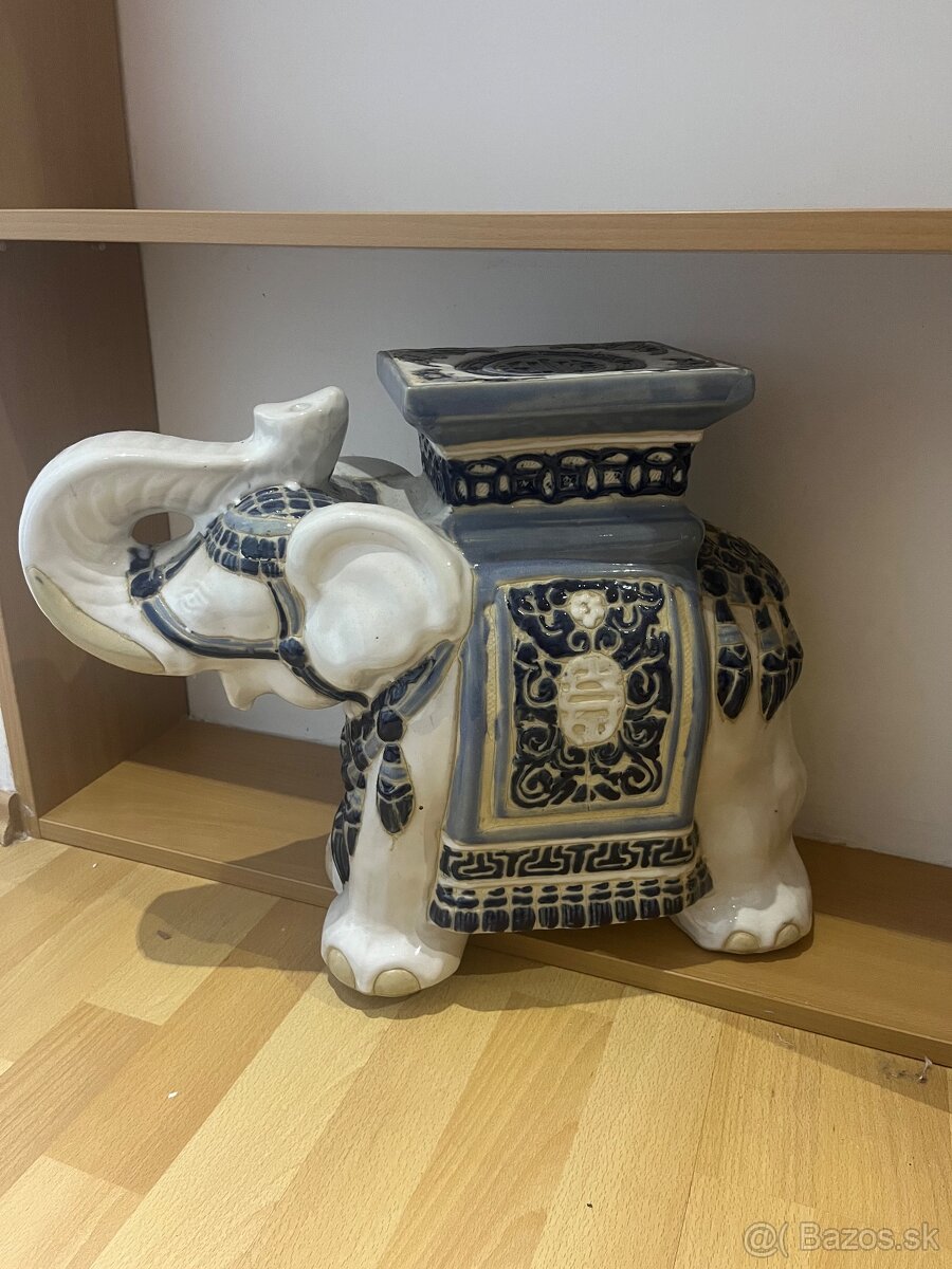 Porcelánový slon - stojan na kvet