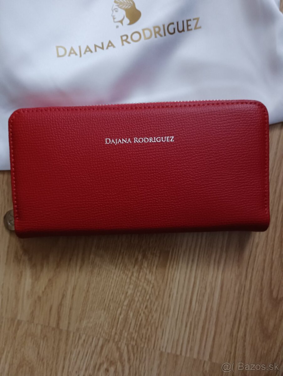 Červená peňaženka dajana Rodriguez
