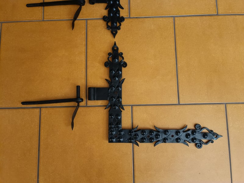 Predám okrasné, ručne kované závesy na dvere /vráta/