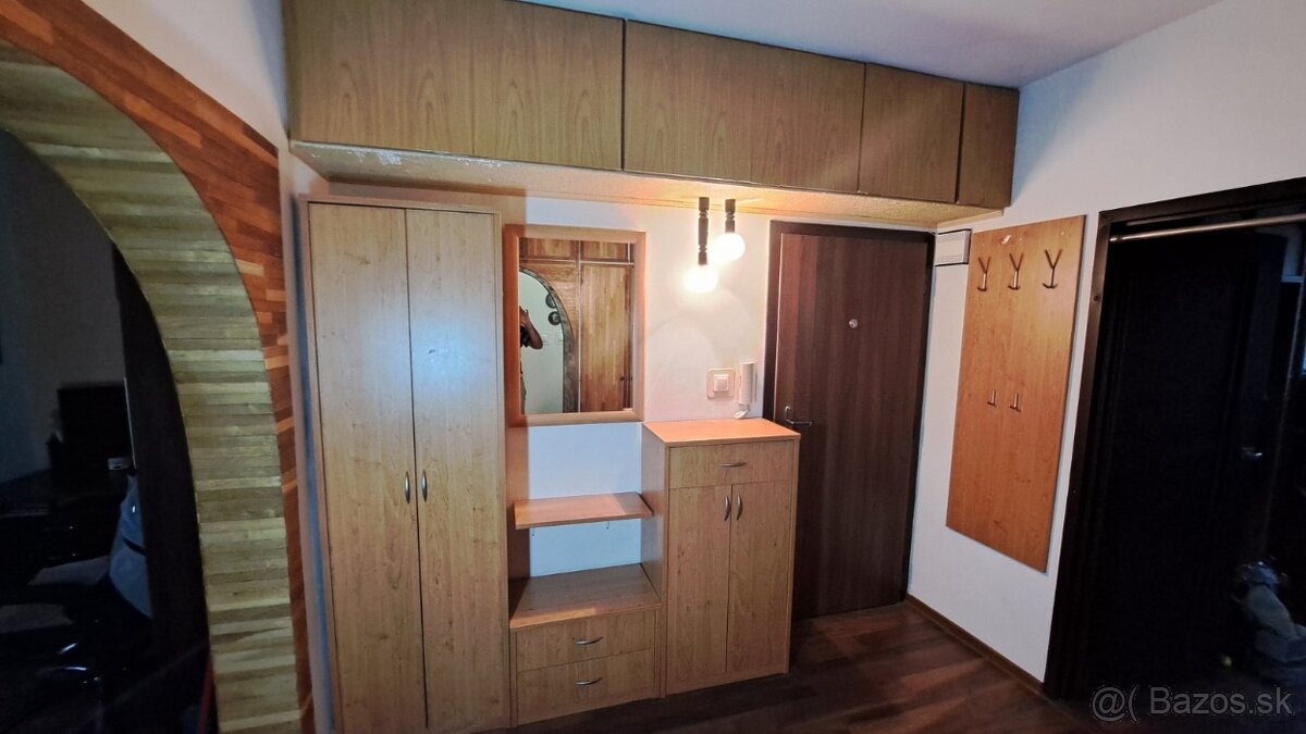 nábytková zostava do chodby