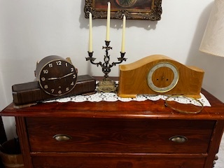 krásne krbové drevené hodiny