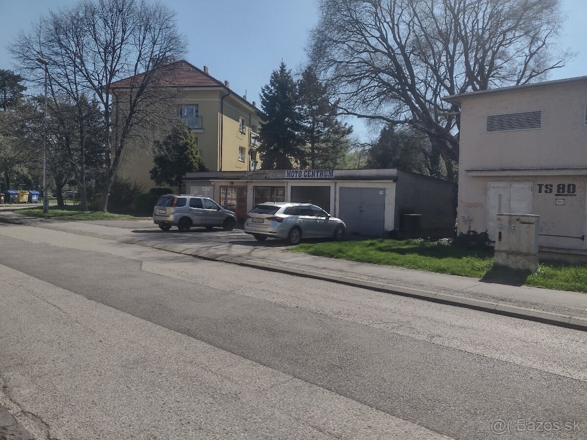 garáž s elektrikou
