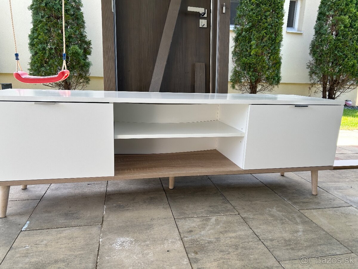 Stolík pod TV