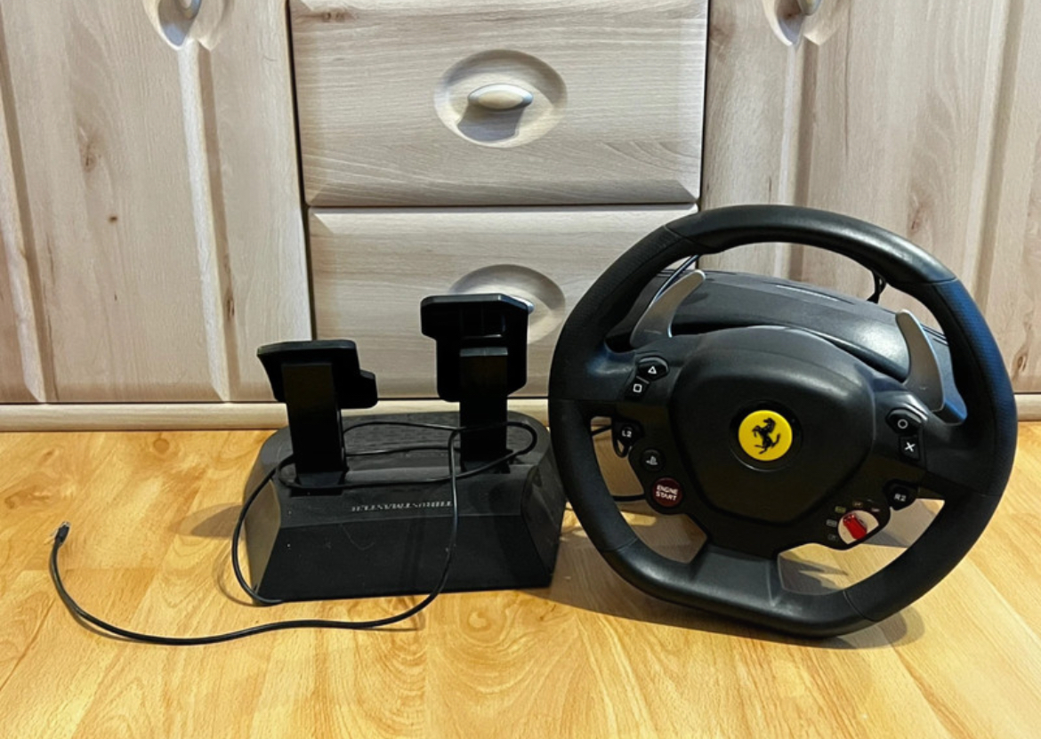 Predam volant s pedálmi na PS4