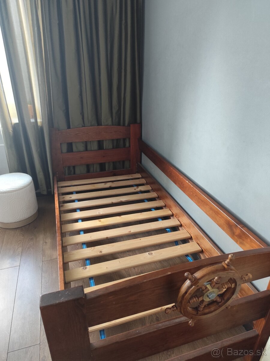Drevená posteľ s roštom a matracom