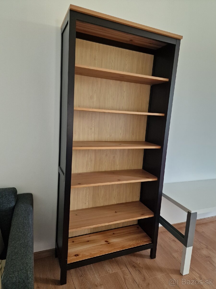 Knižnica HEMNES čierna