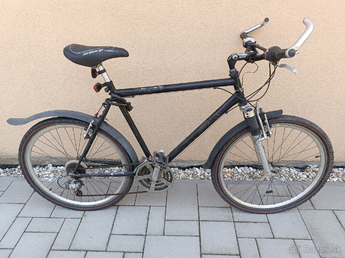 Starý horský bicykel, funkčná odpružená predná vidlica.
