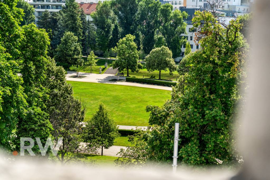 VÝHĽAD NA PREZ. PALÁC - veľký 130 m2 + balkón - Staré Mesto